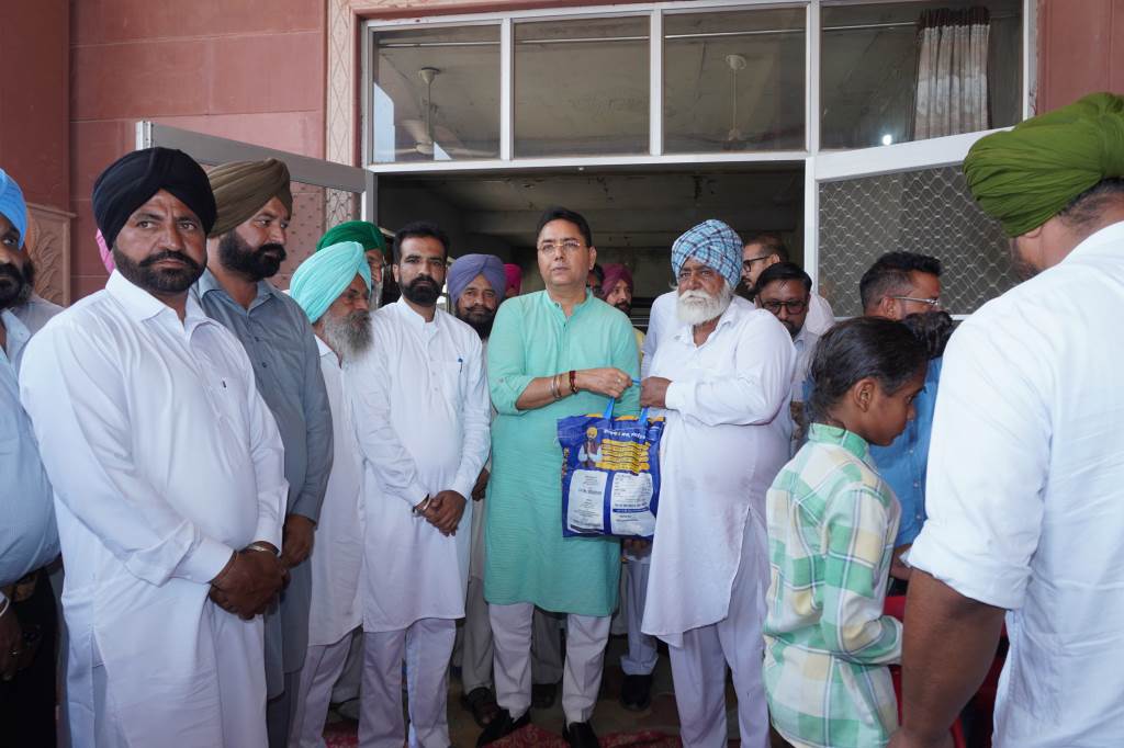 ਕੈਬਨਿਟ ਮੰਤਰੀ ਅਮਨ ਅਰੋੜਾ ਵੱਲੋਂ ਪਿੰਡ ਸ਼ਾਹਪੁਰ ਕਲਾਂ ਵਿਖੇ ਮੇਰੀ ਰਸੋਈ ਸਕੀਮ ਤਹਿਤ 700 ਰਾਸ਼ਨ ਕਿੱਟਾਂ ਦੀ ਵੰਡ